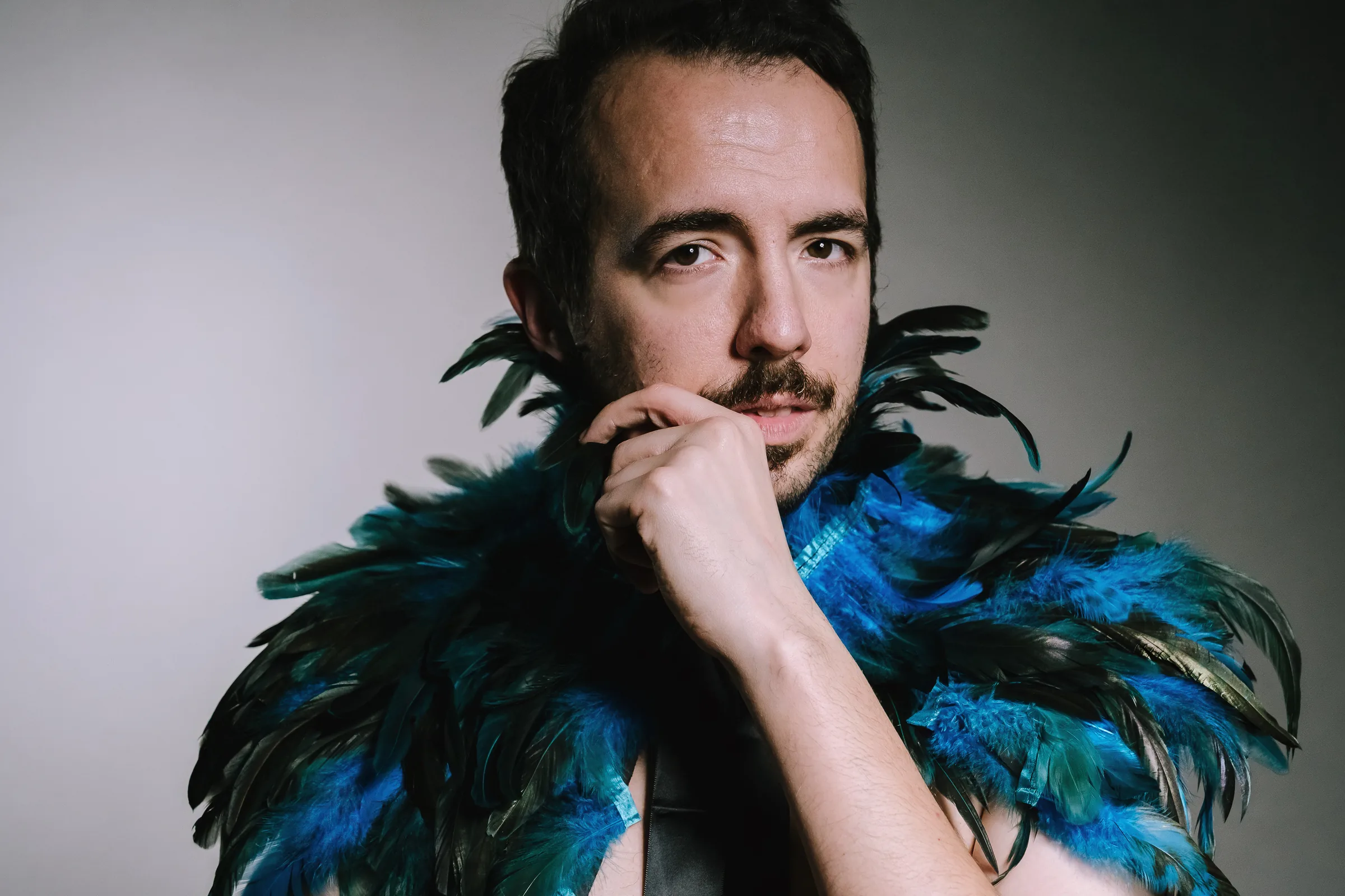 Gianluca Ercoli con un collo di piume blu