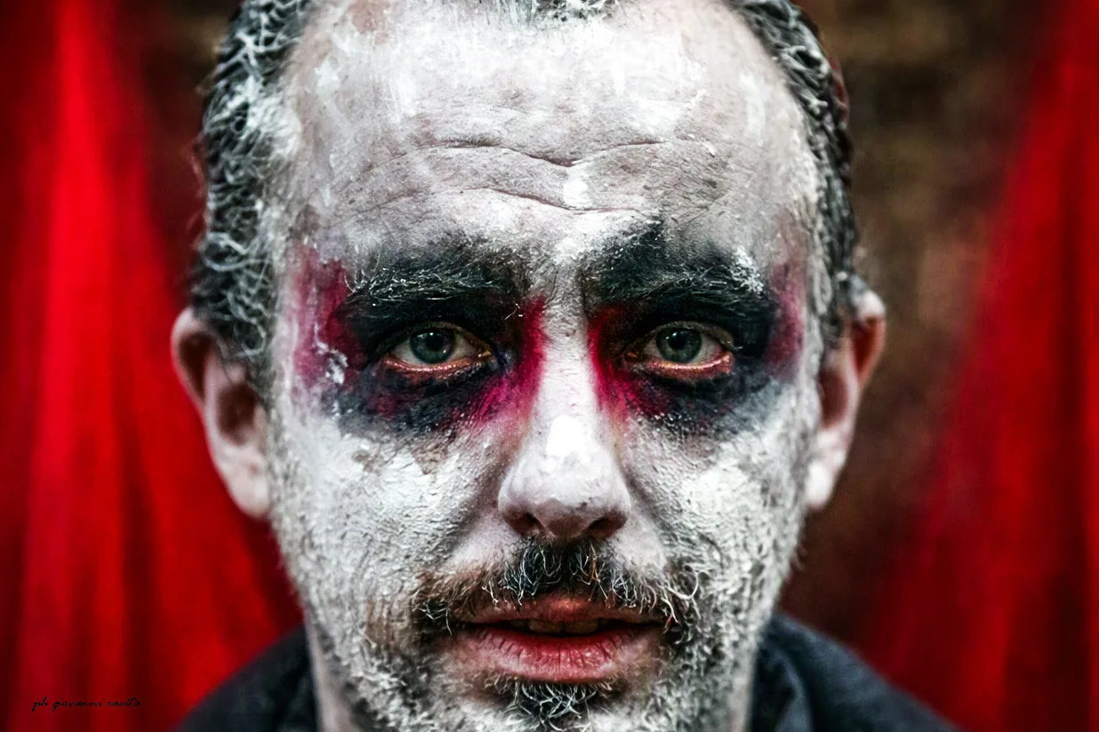 Primo piano di Gianluca Ercoli con il trucco del Trovatore, Macerata 2026